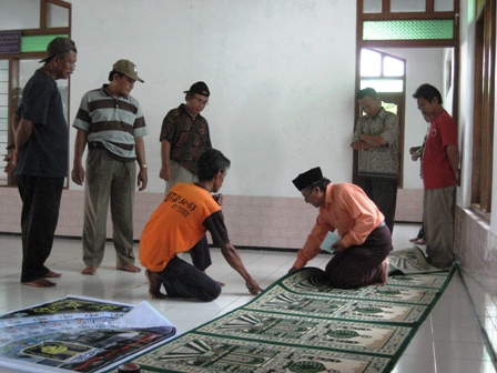 Shofwan Jannah saat Memberikan Penjelasan terkait Arah Kiblat